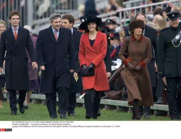 Kate et sa famille assistent à la parade de fin d'études de William à l'Académie militaire royale de Sandhurst 