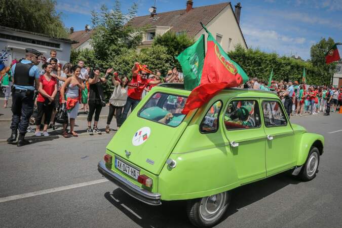Les fans portugais sont prêts à tout, y compris venir rouler en petite voiture devant l'hôtel de leur équipe