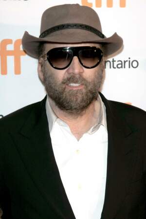 Nicolas Cage : méconnaissable avec ses lunettes, sa barbe et son chapeau de cow-boy.
