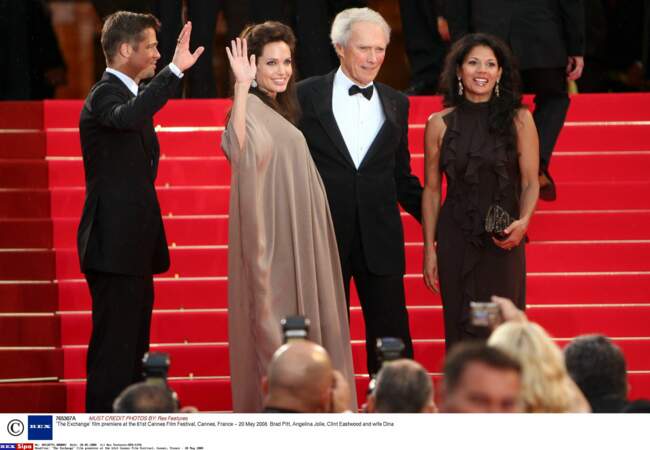Angelina Jolie entourée de Brad Pitt, Clint Eastwood et sa femme Dina, pour "L'échange", 2008.