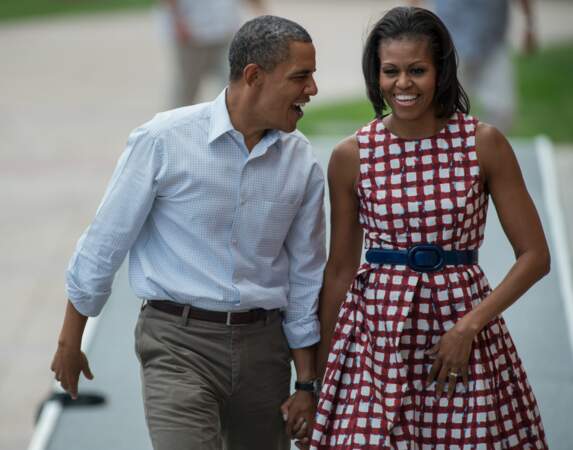 En 2012, complice avec son mari, la First Lady américaine Michelle Obama porte avec classe une robe en Vichy rouge