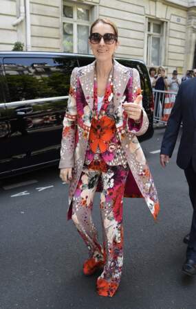 Céline tout sourire dans cette tenue de Roberto Cavalli disons... fleurie et colorée !