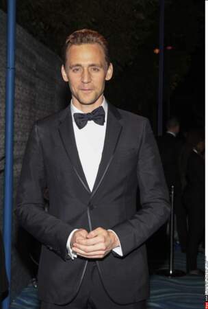 Trop gringalet, Tom Hiddleston ? Peut-être, mais il a d'autres cordes à son arc, le charme et l'esprit en tête !