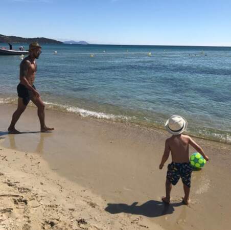 L'attaquant d'Arsenal, Theo Walcott, un papa poule sur la plage