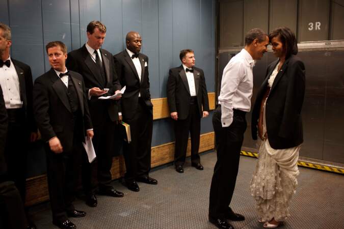 Le couple Obama partage un moment d'intimité avant le bal inaugural en 2009