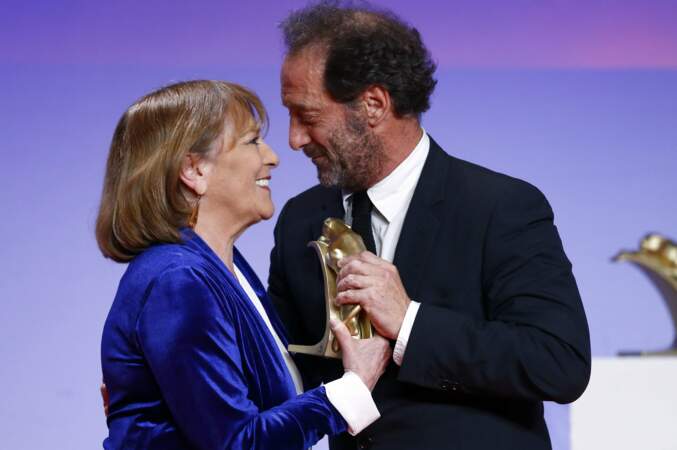 Carmen Maura remet le prix du Meilleur acteur à Vincent Lindon pour La loi du marché