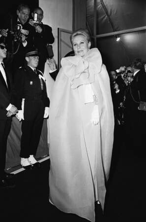 Michèle Morgan dans une robe manteau voluptueuse et très couture en 1966