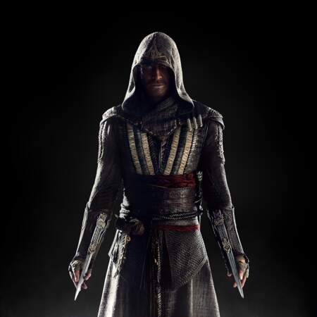 Armé jusqu'au bout des doigts et encapuchonné sous les traits de Callum Lynch dans Assassin's Creed (2016)