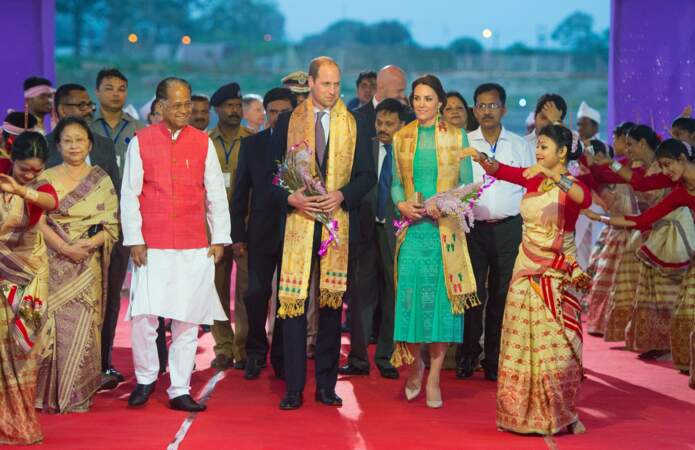 Après avoir quitté New Delhi, le couple atterrit à Assam où ils sont accueillis par des danseuses traditionnelles