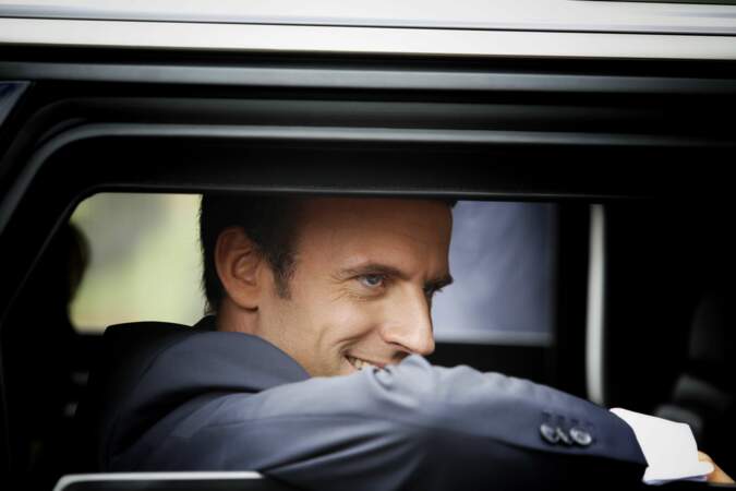 En quittant les Champs-Elysées, Emmanuel Macron semblait ravi…