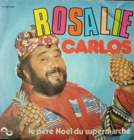 Chemise bariolée, collier à fleurs, ananas-maracas : Carlos réinterprète à sa façon la mode seventies.