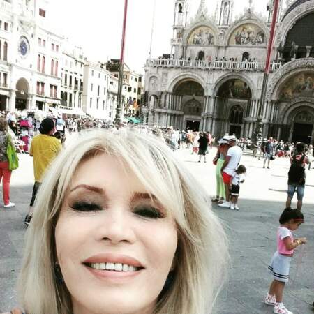 On commence notre diaporama Instagram avec Amanda Lear en direct d'Italie ! 