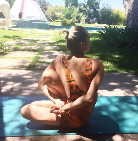 Miley Cyrus s'essaie au Yoga 