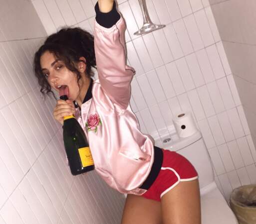 Et Charli XCX avec son champagne aux WC. NORMAL. 