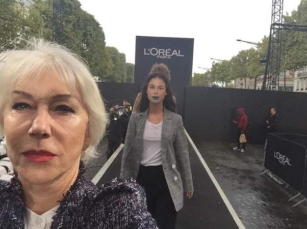 Helen Mirren a défilé sur les Champs-Elysées lors du show L'Oréal (bon, là, ce sont les répèts).
