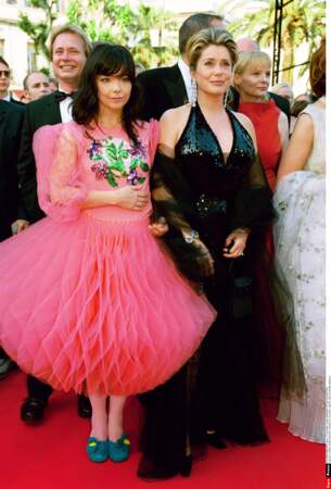 Une robe lampion extraordinaire pour Björk et une robe de star pour Catherine Deneuve en 2000