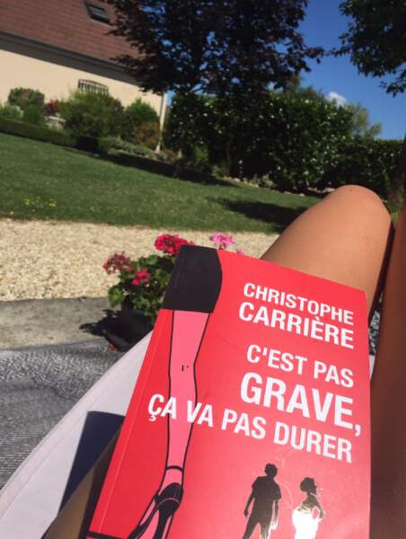Solidaire, Enora s'affiche avec le dernier livre de Christophe Carrière.