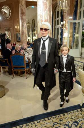 Et le clou du spectacle : le styliste Karl Lagerfeld et son mini-moi, très élégants tous les deux. 