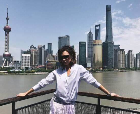 Pas loin de là, Victoria Beckham continuait de faire la grève du sourire à Shanghai. 