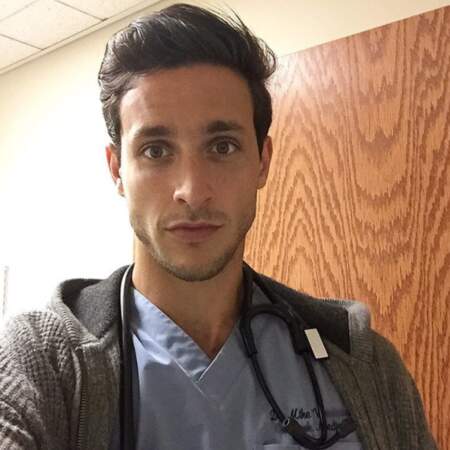 Plus communément appelé Doctor Mike, il a été désigné "médecin le plus sexy" sur Instagram