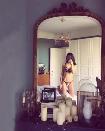 Selfie en lingerie pour Elisa Meliani. Rien de bien étonnant pour cette sublime mannequin lingerie. 
