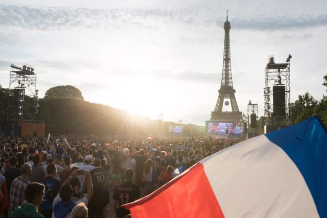 La fans zone au pied de la Tour Eiffel a attiré les foules