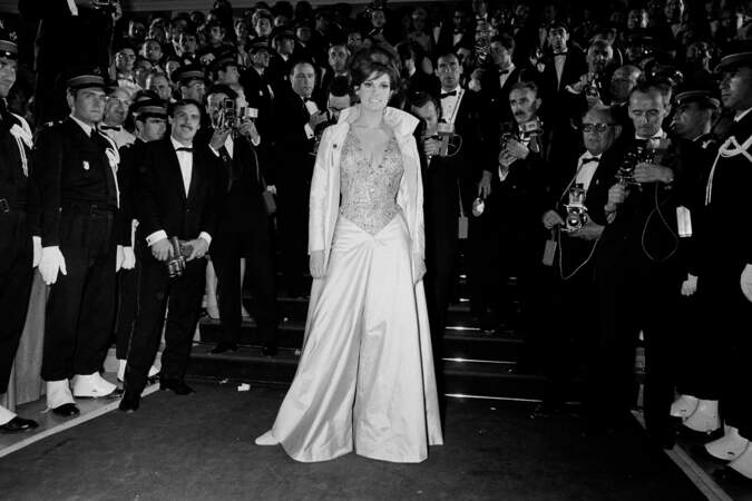 Raquel Welch telle une déesse de cinéma à la soirée de clôture du festival en 1966
