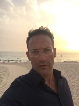Pas de doute : Julien Courbet n'est pas avare en selfies !
