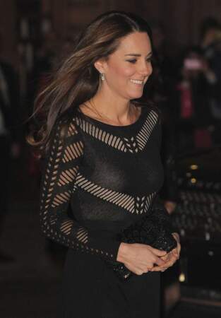 Enceinte, Kate n'a pas pour autant arrêté d'être sexy ! Sublime en robe en dentelle noire pour un gala en octobre