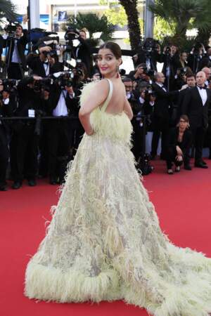 Sonam Kapoor ose l'originalité avec une robe signée Elie Saab