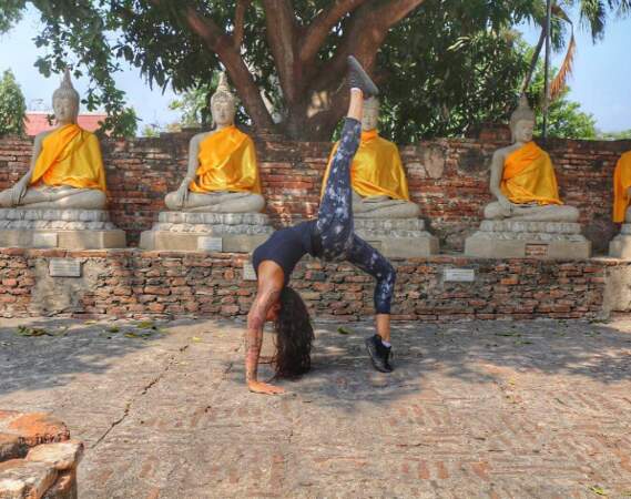 Le yoga, vous pratiquez ? Ce sport d'origine indienne permet aussi bien de réguler le corps que l'esprit. 