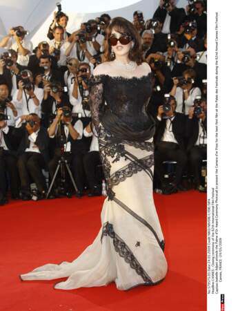 Isabelle Adjani théâtrale dans une robe de Max Chaoul vient remettre la caméra d'or (2009)