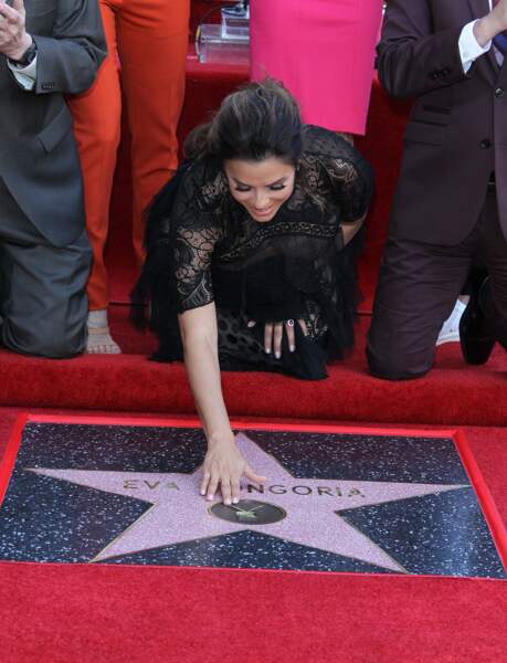 Eva Longoria, comme pour être sûre que ce soit réel, n'a pas hésité à toucher son étoile sur le Walk of Fame.