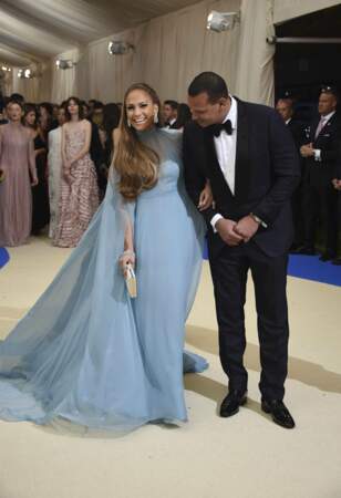 Jennifer Lopez : le bleu layette lui va si bein.