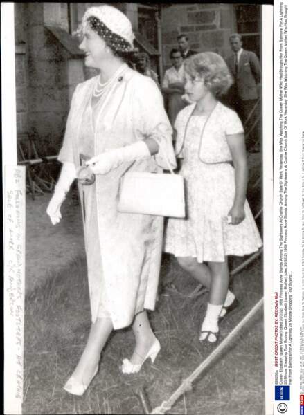 À 9 ans, la petite princesse accompagne sa grand-mère, la reine-mère Elisabeth