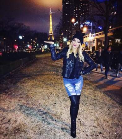 Quand elle se balade à Paris, elle ne manque pas un selfie avec la tour Eiffel. 