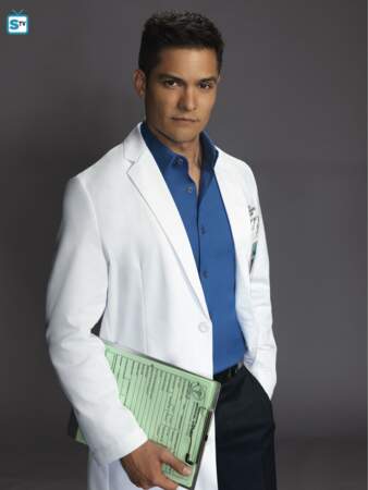 Le Dr Neil Melendez (Nicholas Gonzales) est proche de Jessica Preston et confiant envers Shaun