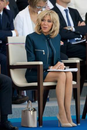 Heureusement, pour la tendresse, il y avait Brigitte Macron, toutes jambes dehors dans un tailleur marine épuré