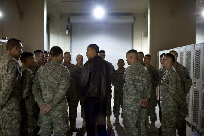 Début décembre, il rend visite aux troupes en Afghanistan