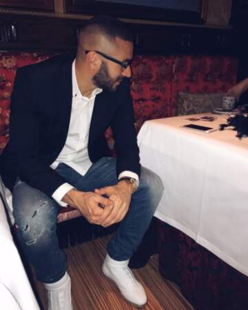 Veste de costume, lunettes... Karim Benzema était sur son 31 pour le Nouvel An !
