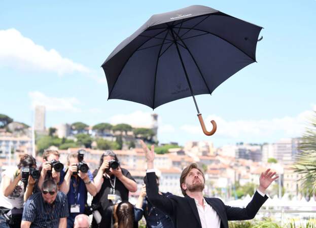 Ruben Ostlund (The Square) pratique le lâcher de parapluie en plein cagnard