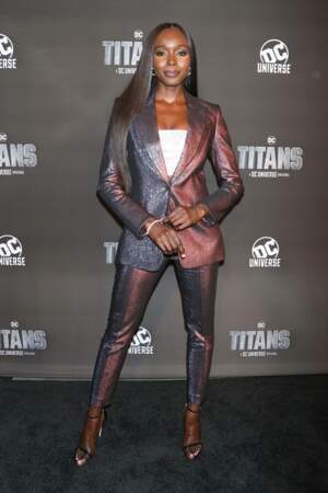 En réalité, la comédienne Anna Diop a un look beaucoup plus classique que son personnage dans Titans