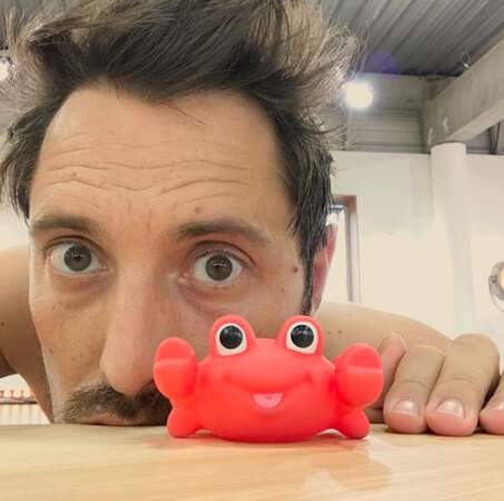L'ex-présentateur de Danse avec les stars nous présente sa mascotte : Chris Crab ! 