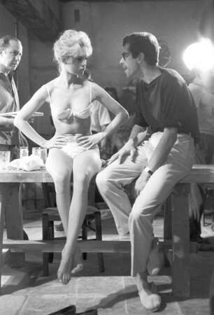 Dans son petit bikini, elle charme encore son ex, qui la dirige dans Les bijoutiers du clair de lune (1958)
