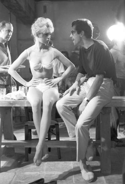 Dans son petit bikini, elle charme encore son ex, qui la dirige dans Les bijoutiers du clair de lune (1958)