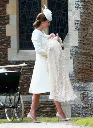 C'est dans les bras de sa mère, Kate Middleton, que la princesse Charlotte est entrée dans l'église