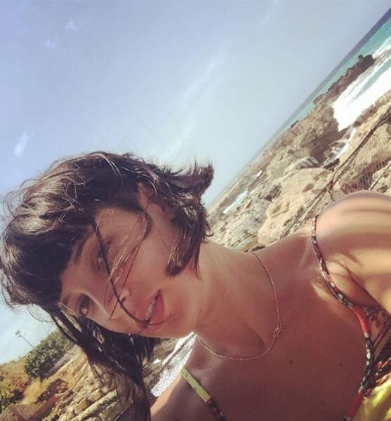 Erika Moulet affiche sa nouvelle coupe de cheveux au bord de l'eau...