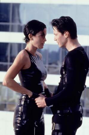 Carrie Ann Moss et Keanu Reeves et leurs tenues futuristico-gothiques de Matrix (1999)