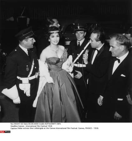 La pétillante actrice italienne Gina Lollobrigida très bien entourée en 1958