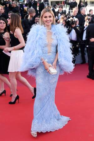Au rayon des robes "bizarres", la russe Victoria Bonya a opté pour une tenue toute en plumes !